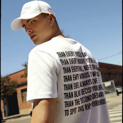 Camista básica y gorra blanca de la colección masculina de Bershka 2017