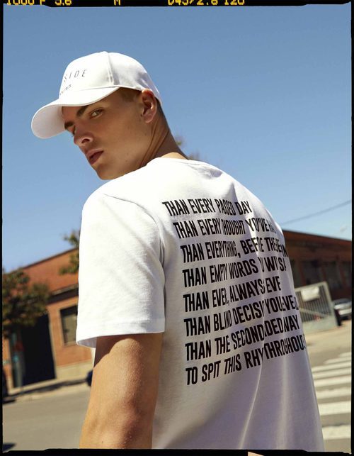 Camista básica y gorra blanca de la colección masculina de Bershka 2017