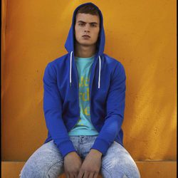 Sudadera azul Klein y vaqueros de colección masculina de Bershka 2017