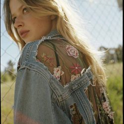 Chaqueta vaquera con transparencias de la colección femenina de Bershka 2017