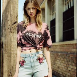 Camiseta con degrado y shorts de la colección femenina de Bershka 2017