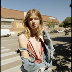 Mono de seda y chaqueta denim de la colección femenina de Bershka 2017