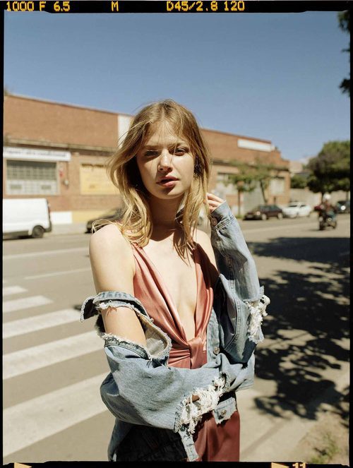Mono de seda y chaqueta denim de la colección femenina de Bershka 2017
