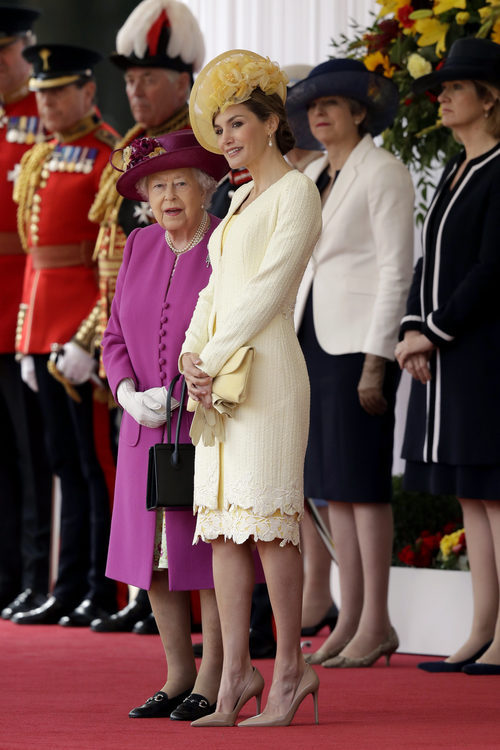 La Reina Letizia con un total look amarillo