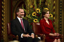 La Reina Letizia con vestido rojo oscuro