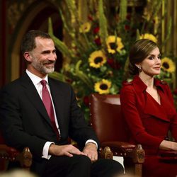 La Reina Letizia con vestido rojo oscuro