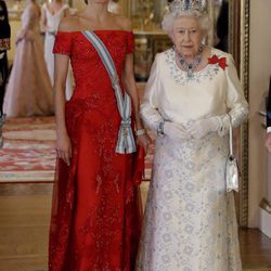 La Reina Letizia con vestido de tul y seda rojo
