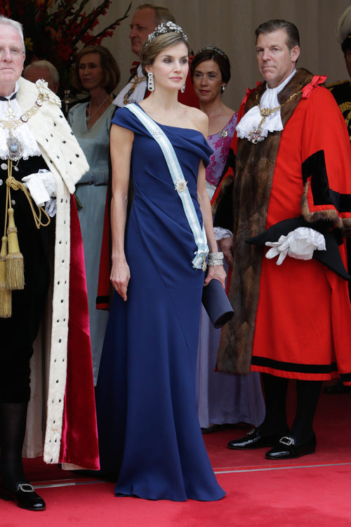 La Reina Letizia con un vestido largo azul marino