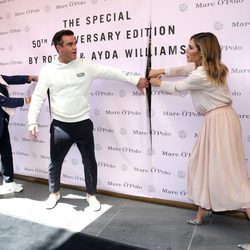 Robbie Williams abriendo el panel de su colección con MARCO'O POLO