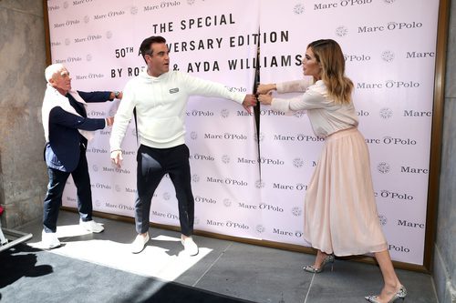 Robbie Williams abriendo el panel de su colección con MARCO'O POLO