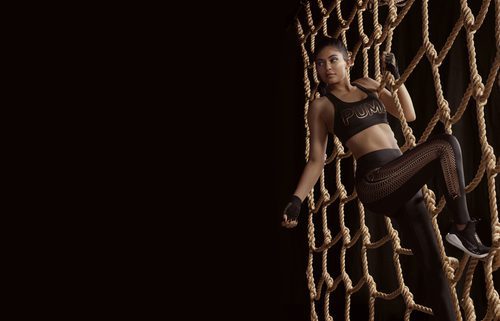 Kylie Jenner con top y leggins estampados de la 'Velvet Rope Collection' de Puma