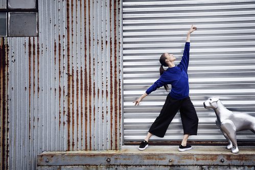 Bailarina del NYC Ballet con sudadera y pantalones de la 'Velvet Rope Collection' de Puma
