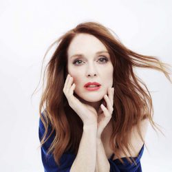 Julianne Moore posando para la campaña otoño/invierno 2017/2018 de 'Florale by Triumph'