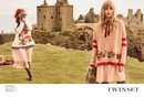 Stella Maxwell y Stella Lucia con prendas en rosa empolvado de la campaña 'On the road' de Twinset