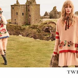Stella Maxwell y Stella Lucia con prendas en rosa empolvado de la campaña 'On the road' de Twinset