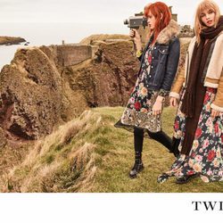 Stella Maxwell y Stella Lucia con estampado floral de la campaña 'On the road' de Twinset