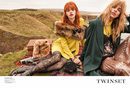 Stella Maxwell y Stella Lucia de amarillo en la campaña 'On the road' de Twinset