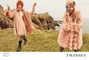 Stella Maxwell y Stella Lucia con total look rosa de la campaña 'On the road' de Twinset