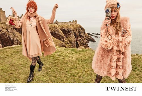 Stella Maxwell y Stella Lucia con total look rosa de la campaña 'On the road' de Twinset