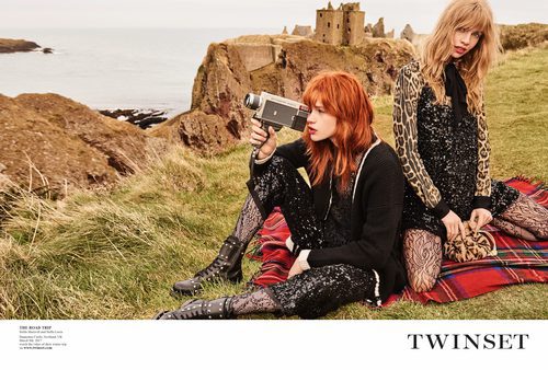 Stella Maxwell y Stella Lucia con lentejuelas en la campaña 'On the road' de Twinset