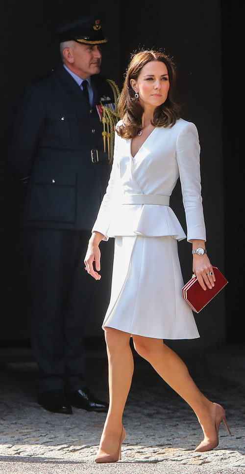 Kate Middleton con top y falda de Alexander McQueen