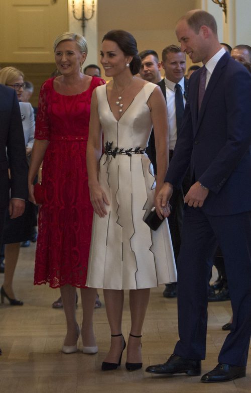 Kate Middleton con vestido blanco y negro
