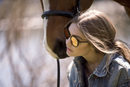 Gigi Hadid con gafas de espejo amarillas para su colección 'Gigi Hadid for Vogue Eyewear'