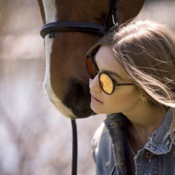 Gigi Hadid con gafas de espejo amarillas para su colección 'Gigi Hadid for Vogue Eyewear'