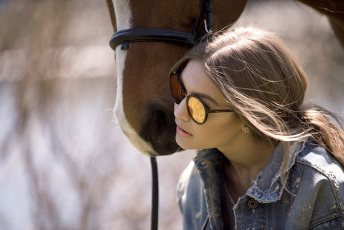 Gigi Hadid con gafas de espejo amarillas para su colección 'Gigi Hadid for Vogue Eyewear'