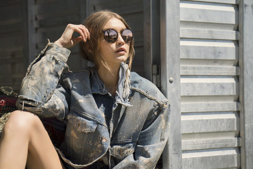 Gigi Hadid con gafas de espejo marrones para su colección 'Gigi Hadid for Vogue Eyewear'