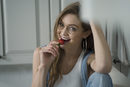 Gigi Hadid con gafas de visión para su colección 'Gigi Hadid for Vogue Eyewear'