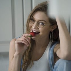 Gigi Hadid con gafas de visión para su colección 'Gigi Hadid for Vogue Eyewear'