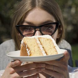 Gigi Hadid con gafas de ojo de gato para su colección 'Gigi Hadid for Vogue Eyewear'