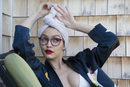 Gigi Hadid con gafas de visión con montura granate para su colección 'Gigi Hadid for Vogue Eyewear'