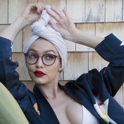 Gigi Hadid con gafas de visión con montura granate para su colección 'Gigi Hadid for Vogue Eyewear'
