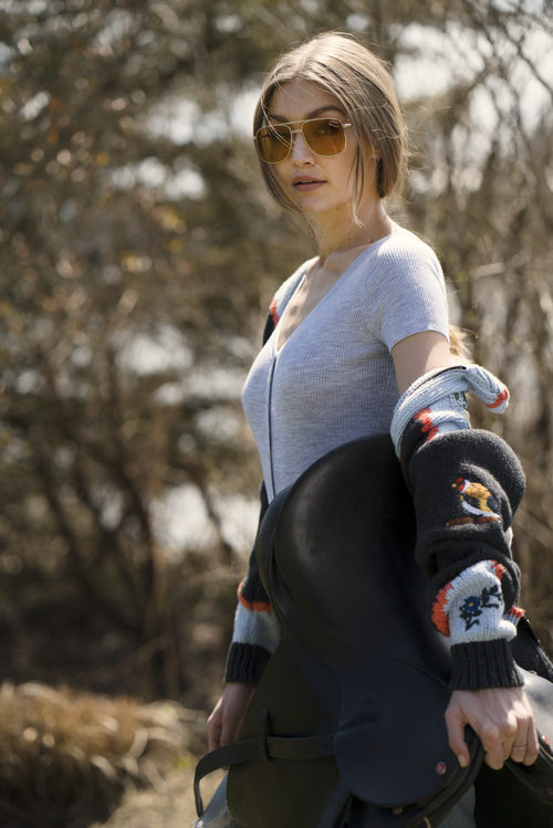 Gigi Hadid con gafas estilo retro para su colección 'Gigi Hadid for Vogue Eyewear'