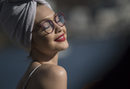 Gigi Hadid con gafas de visión granates para su colección 'Gigi Hadid for Vogue Eyewear'