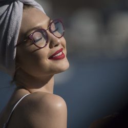 Gigi Hadid con gafas de visión granates para su colección 'Gigi Hadid for Vogue Eyewear'