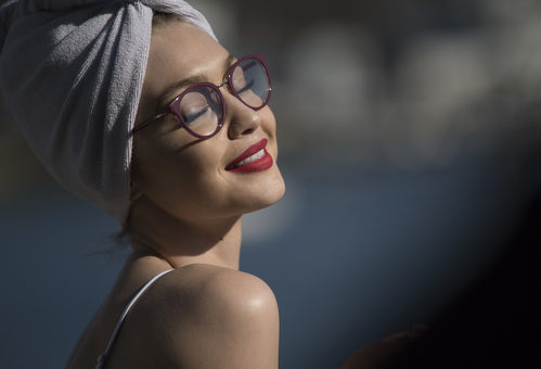 Gigi Hadid con gafas de visión granates para su colección 'Gigi Hadid for Vogue Eyewear'