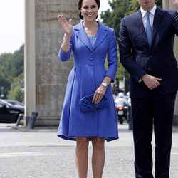 Kate Middleton con un abrigo midi en azul klein