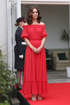 Kate Middleton con un vestido largo rojo de Alexander McQueen