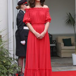 Kate Middleton con un vestido largo rojo  de Alexander McQueen