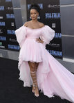 Rihanna con un vestido rosa vaporoso