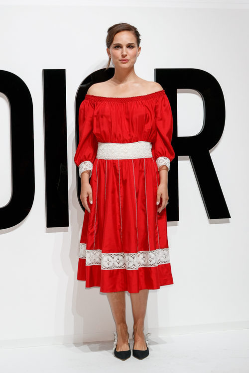 Natalie Portman con un vestido ibicenco rojo