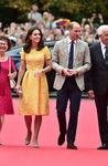 Kate Middleton con un vestido midi amarillo y blanco