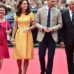 Kate Middleton con un vestido midi amarillo y blanco