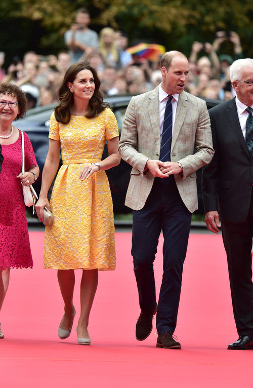 Kate Middleton con un vestido midi amarillo y blanco