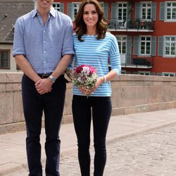 Kate Middleton con camiseta a rayas y jeans negros