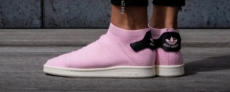 Modelo en rosa claro de las nuevas Adidas Stan Smith