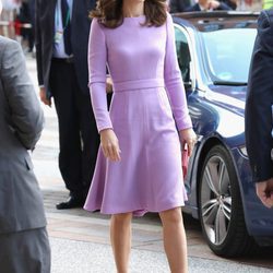 Kate Middleton con un vestido midi color lavanda